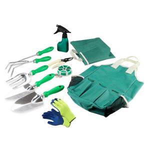 Fenner OpenAir Kit 11pz Utensili Giardino - <p>Il kit &egrave; composto da:</p><p>- Paletta 8.5 x 26.5 cm</p><p>- Trapiantatoio 6.3 x 26.5 cm</p><p>- Forca 9 x 23.5 cm</p><p>- Coltivatore 9 x 27 cm</p><p>- Coltello da diserbo 1.5 x 28.5 cm</p><p>- Cesoie</p><p>- Fili di ferro</p><p>- Guanti</p><p>- Borsa porta atrezzi</p><p>- Grembiule da lavoro</p><p>- Spruzzino da 180 ml</p><p>&nbsp;</p><p>Materiali:</p><p>Grembiule e borsa porta attrezzi: Poliestere Oxford</p><p>Guanti: Poliestere, Nitrile e
